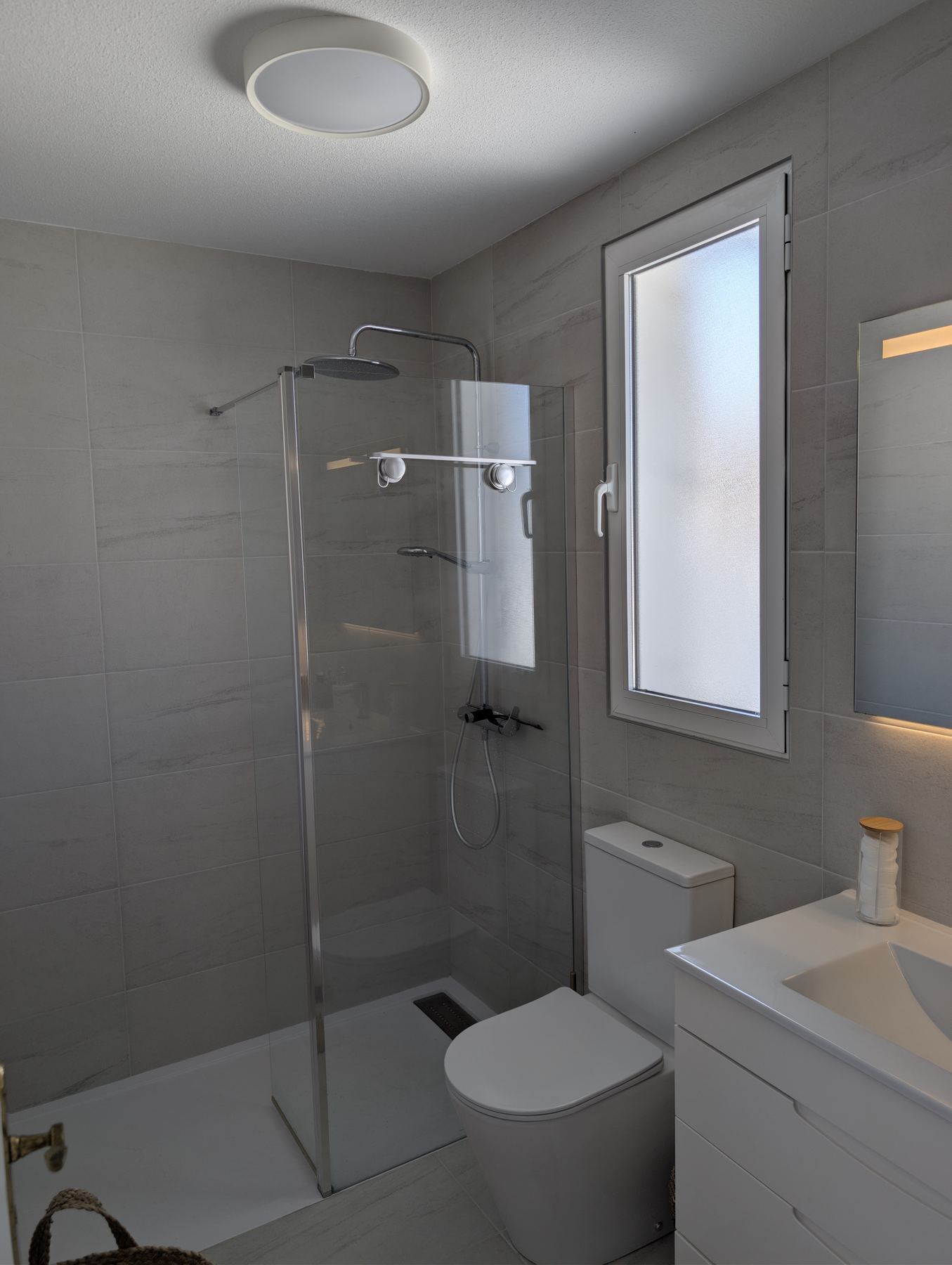 Moderne badkamer op eerste verdieping