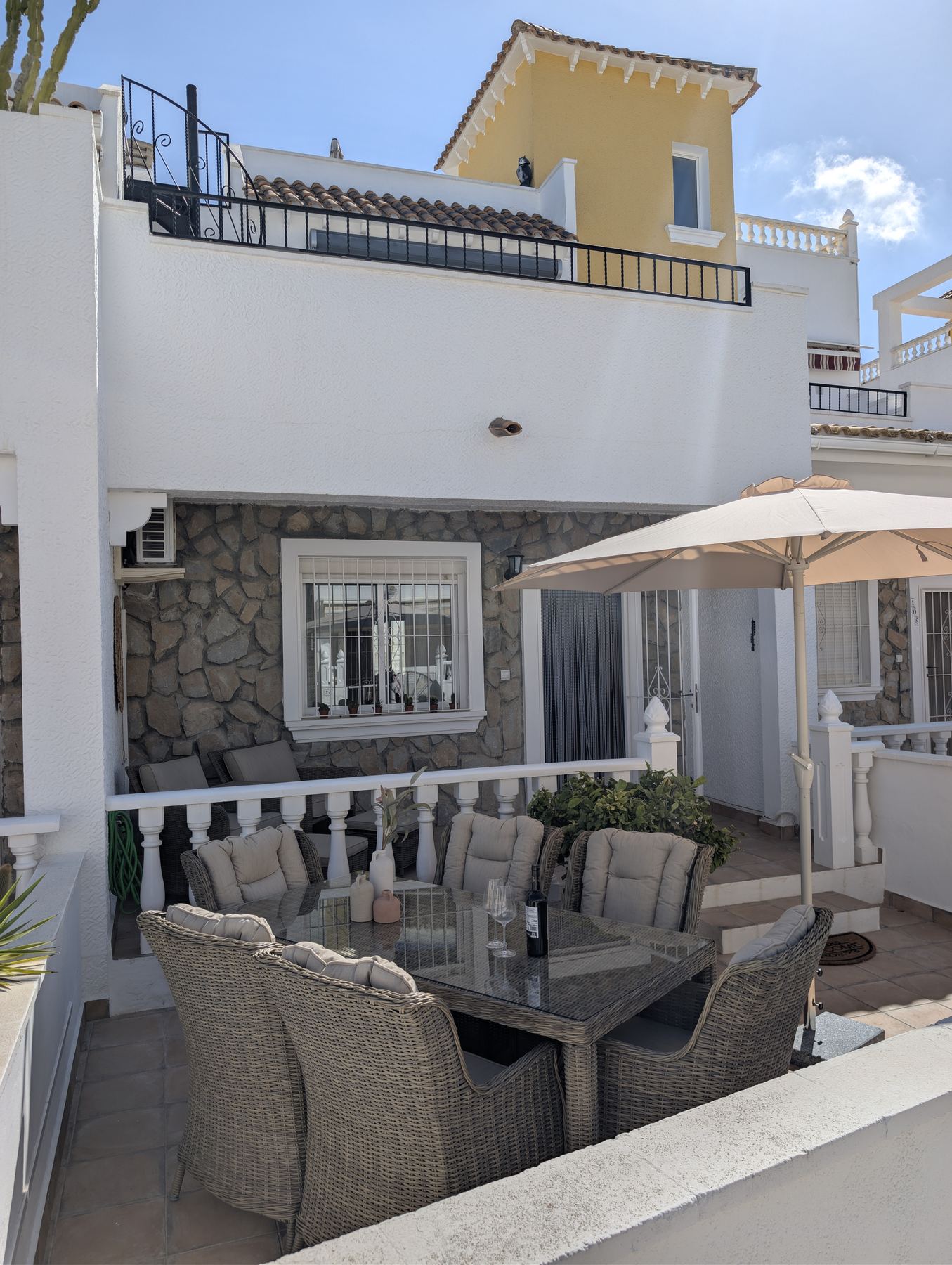 Zespersoons tafel op terras